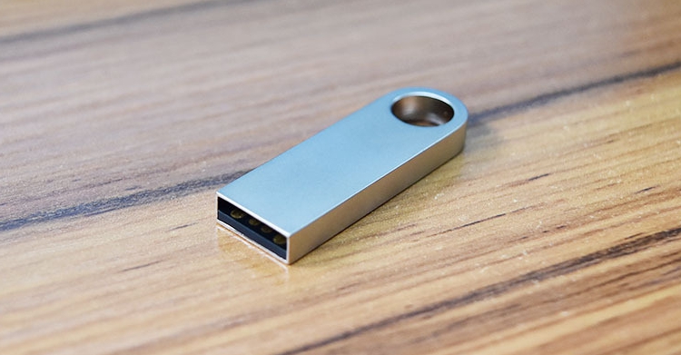 รับผลิต สกรีน แฟลชไดร์ฟ (FLASH DRIVE) พร้อมสกรีนโลโก้