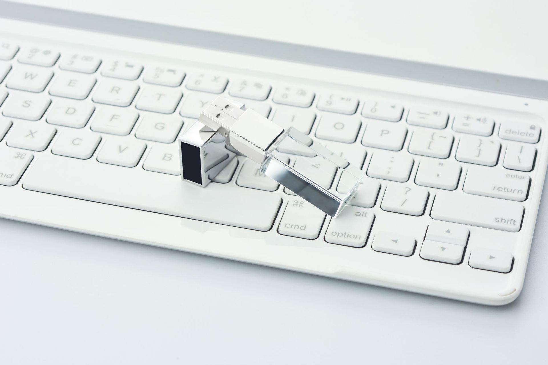 รับผลิต สกรีน แฟลชไดร์ฟ (FLASH DRIVE) พร้อมสกรีนโลโก้