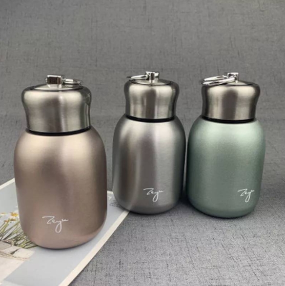 รับสกรีน กระติกน้ำสแตนเลส เก็บความร้อน-ความเย็น สูญญากาศ 300ML ทรงขวดมีห่วงจับ กระติกน้ำ เก็บอุณหภูมิ กระบอกนำ้
