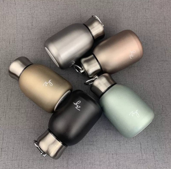 รับสกรีน กระติกน้ำสแตนเลส เก็บความร้อน-ความเย็น สูญญากาศ 300ML ทรงขวดมีห่วงจับ กระติกน้ำ เก็บอุณหภูมิ กระบอกนำ้