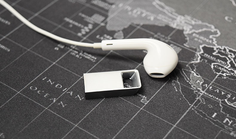 รับผลิต สกรีน แฟลชไดร์ฟ (FLASH DRIVE) พร้อมสกรีนโลโก้