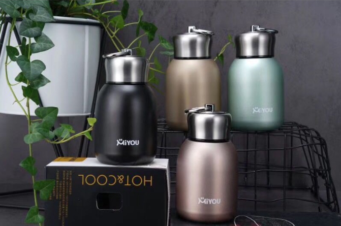 รับสกรีน กระติกน้ำสแตนเลส เก็บความร้อน-ความเย็น สูญญากาศ 300ML ทรงขวดมีห่วงจับ กระติกน้ำ เก็บอุณหภูมิ กระบอกนำ้