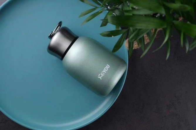รับสกรีน กระติกน้ำสแตนเลส เก็บความร้อน-ความเย็น สูญญากาศ 300ML ทรงขวดมีห่วงจับ กระติกน้ำ เก็บอุณหภูมิ กระบอกนำ้