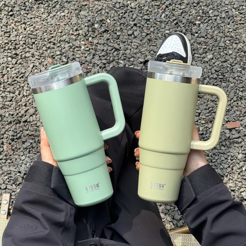TYESO Tumbler แก้วน้ำพร้อมที่จับ แก้วสุญญากาศหุ้มฉนวนร้อนและเย็น ขนาด 900 ml 1200 ml