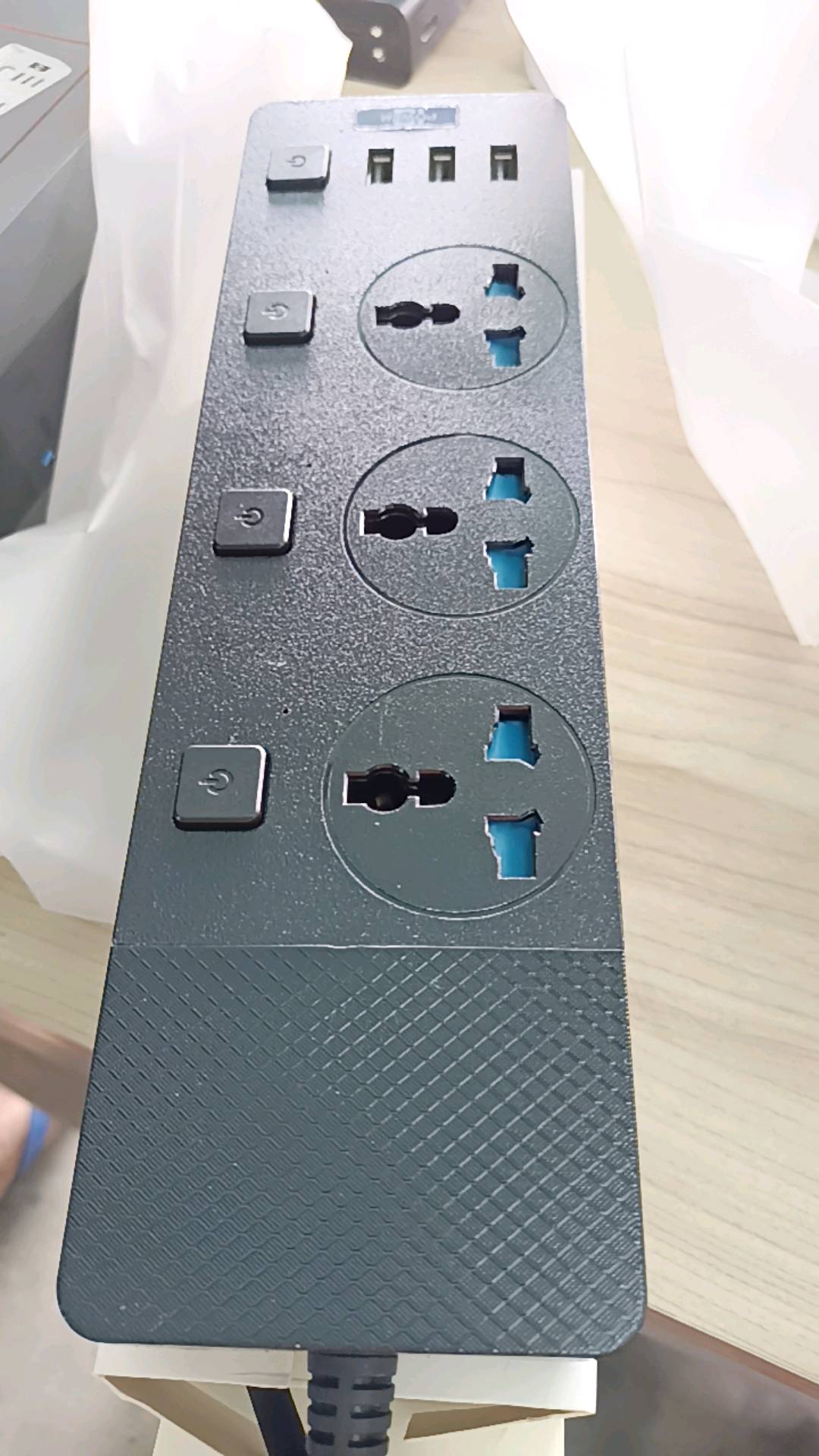 รับสกรีน ปลั๊กไฟสวิตซ์แยก มี 3ช่อง AC Socketและ ช่องชาร์จUSB 4 Port สายยาว 2เมตร กำลังสูงสุด 2500W-10Aสายไฟ วัสดุทนไฟ750องศา