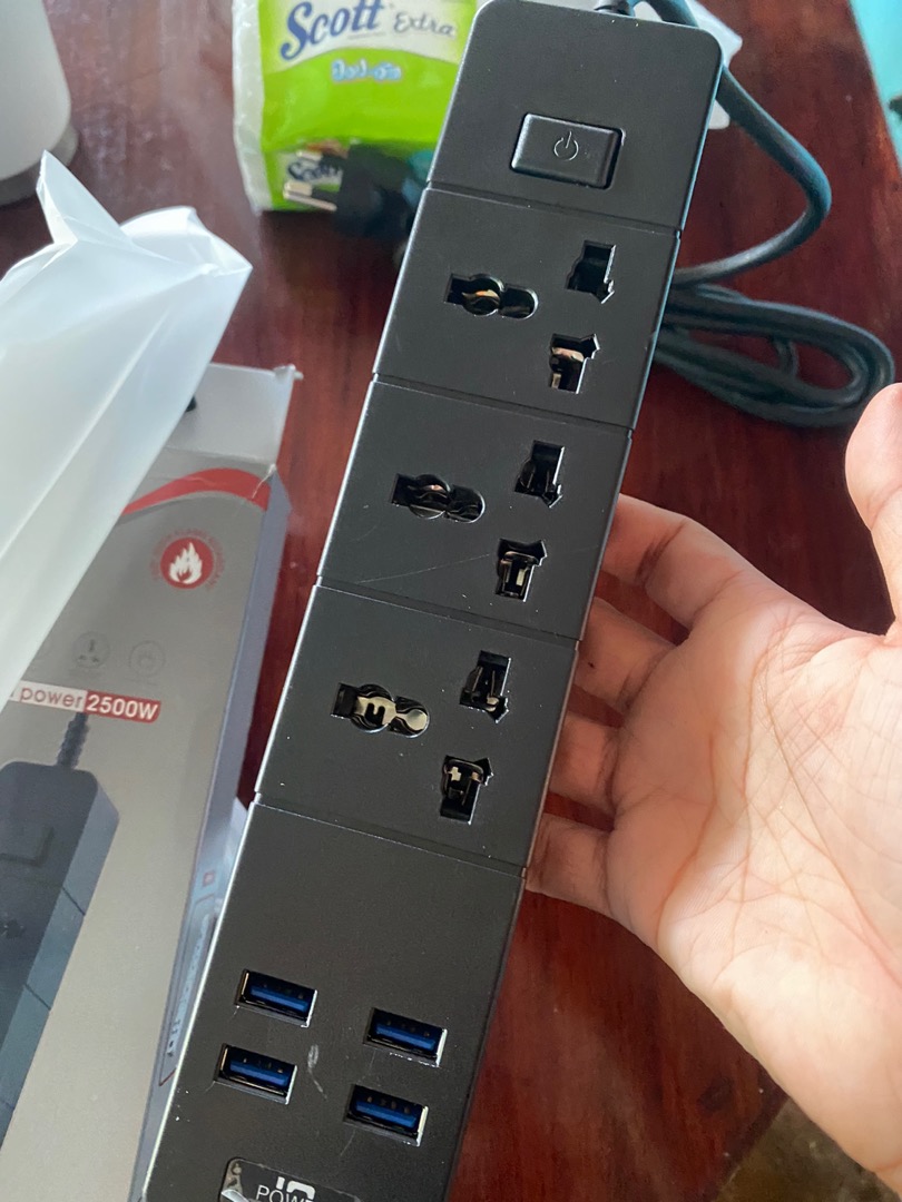 รับสกรีน ปลั๊กไฟสวิตซ์แยก มี 3ช่อง AC Socketและ ช่องชาร์จUSB 4 Port สายยาว 2เมตร กำลังสูงสุด 2500W-10Aสายไฟ วัสดุทนไฟ750องศา