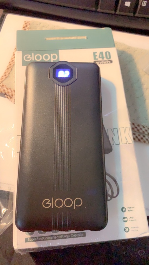 รับสกรีน powerbank แบตสำรอง ความจุ 10000 mah มีสายในตัว4ห้ว