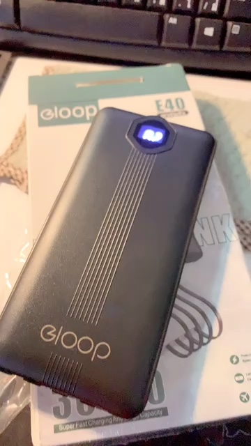 รับสกรีน powerbank แบตสำรอง ความจุ 10000 mah มีสายในตัว4ห้ว