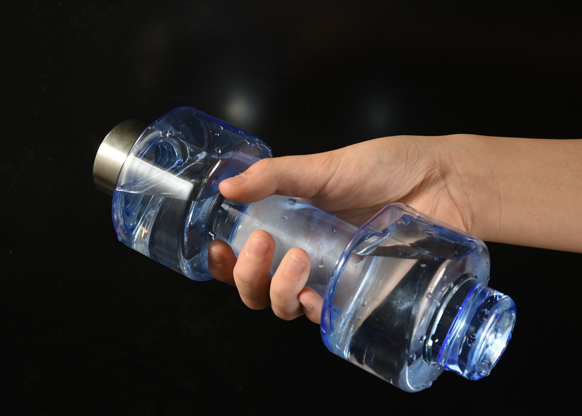 กระบอกใส่น้ำดัมเบล ดัมเบล ขวดน้ํารูปทรงดัมเบลขนาด 500 ml รับสกรีน รับผลิตแก้วพลาสติก แก้วน้ำ กระบอกน้ำนักกีฬา รับสกรีนโลโก้กระบอกน้ำ