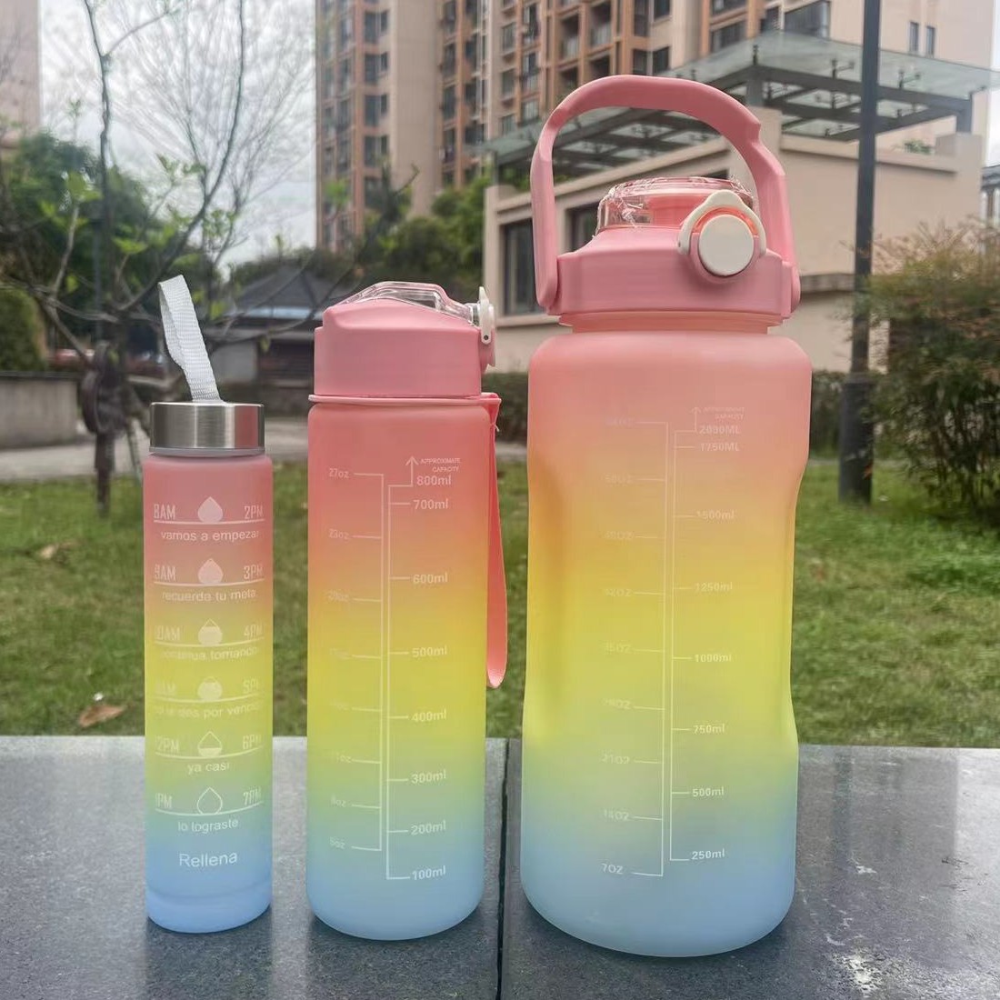 ขวดน้ำ2ลิตร สีพาลเทล รับสกรีน รับผลิตแก้วพลาสติก แก้วน้ำ แก้วน้ำแบบใสมีฝาปิด