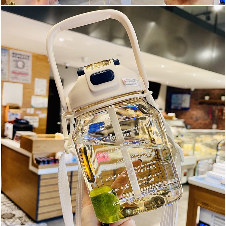 กระบอกน้ำ ขวดน้ําน่ารัก ขวดน้ำพลาสติก พร้อมสเกลการดื่มน้ำ 1350 ml ขวดน้ำพกพารับสกรีน แก้วน้ำ แก้วพลาสติก แก้วกาแฟ 