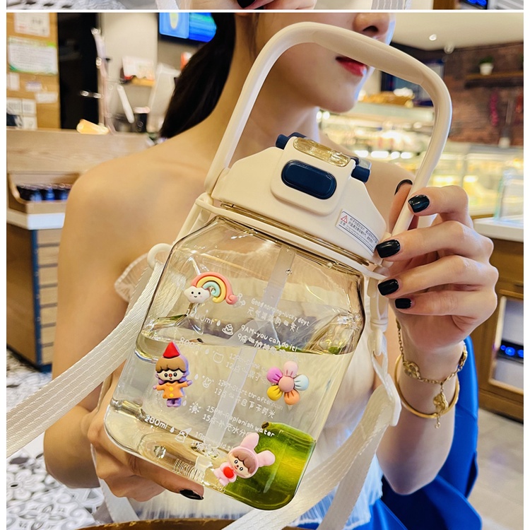 กระบอกน้ำ ขวดน้ําน่ารัก ขวดน้ำพลาสติก พร้อมสเกลการดื่มน้ำ 1350 ml ขวดน้ำพกพารับสกรีน แก้วน้ำ แก้วพลาสติก แก้วกาแฟ 