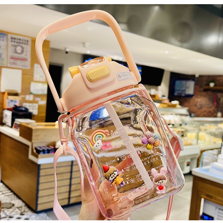กระบอกน้ำ ขวดน้ําน่ารัก ขวดน้ำพลาสติก พร้อมสเกลการดื่มน้ำ 1350 ml ขวดน้ำพกพารับสกรีน แก้วน้ำ แก้วพลาสติก แก้วกาแฟ 