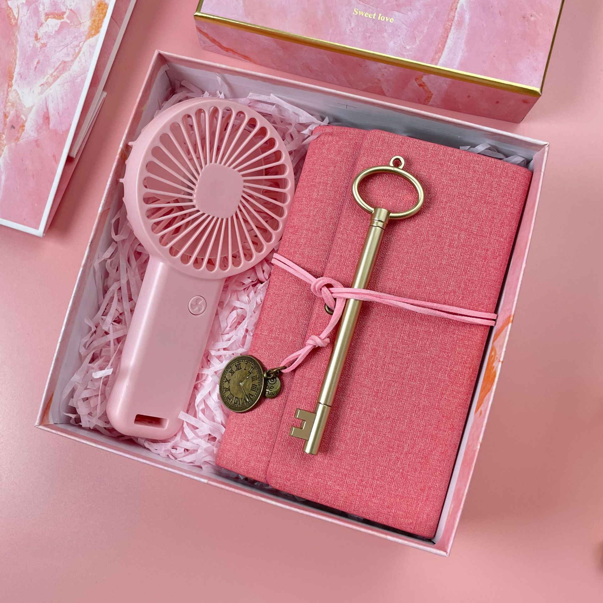 ชุดของขวัญ giftset สีชมพู ชุดเซ็ทรับไหว้ ชุดเช็ทผ้าเช็ดตัว+แก้วกาแฟ นมร้อน น้ำผลไม้ เครื่องหนัง