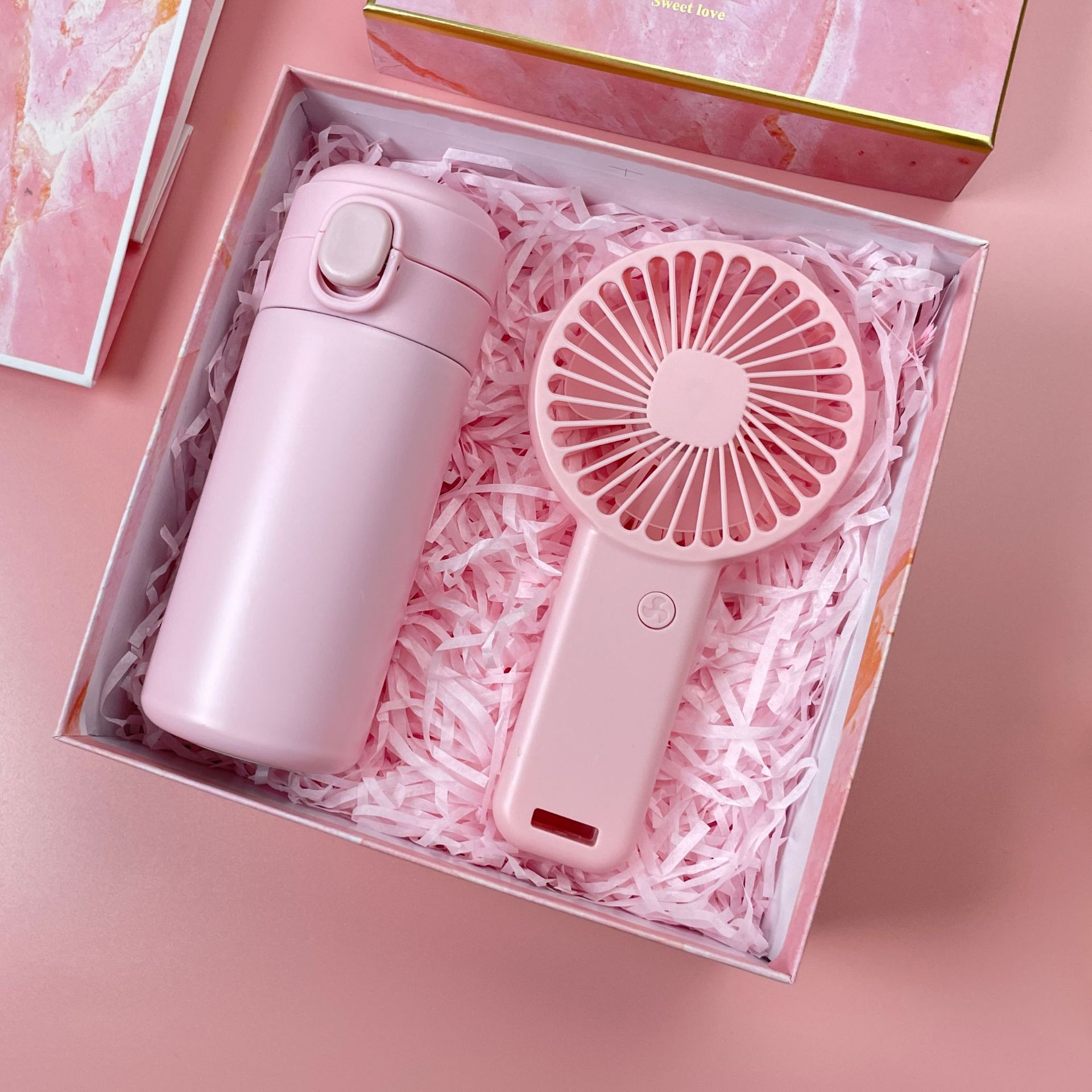 ชุดของขวัญ giftset สีชมพู ชุดเซ็ทรับไหว้ ชุดเช็ทผ้าเช็ดตัว+แก้วกาแฟ นมร้อน น้ำผลไม้ เครื่องหนัง