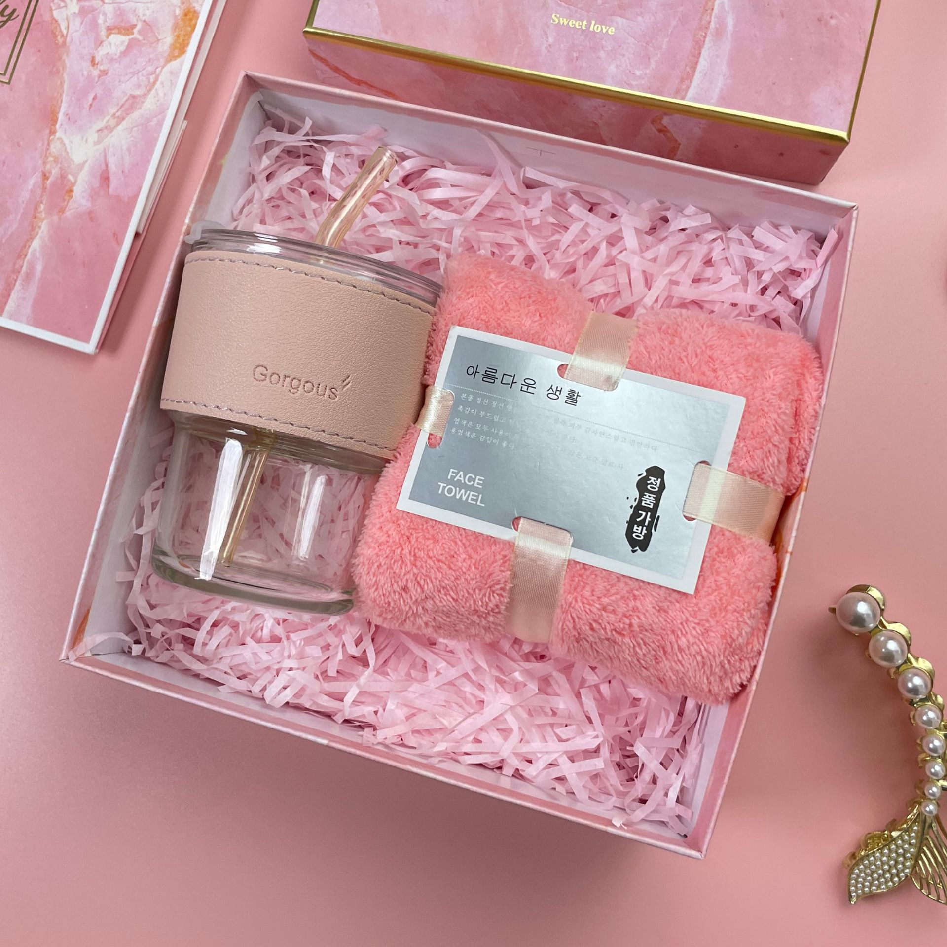 ชุดของขวัญ giftset สีชมพู ชุดเซ็ทรับไหว้ ชุดเช็ทผ้าเช็ดตัว+แก้วกาแฟ นมร้อน น้ำผลไม้ เครื่องหนัง
