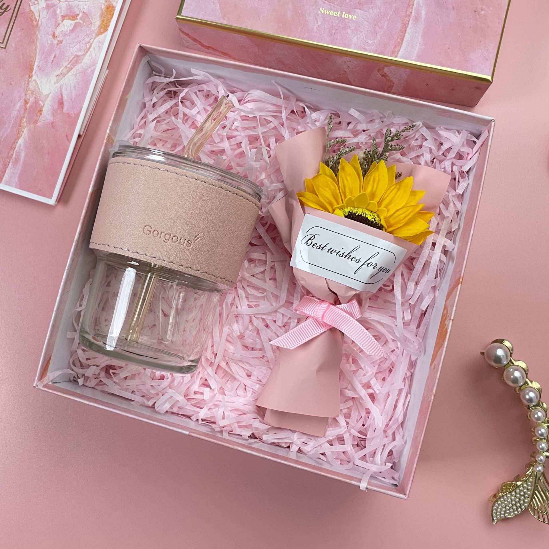 ชุดของขวัญ giftset สีชมพู ชุดเซ็ทรับไหว้ ชุดเช็ทผ้าเช็ดตัว+แก้วกาแฟ นมร้อน น้ำผลไม้ เครื่องหนัง
