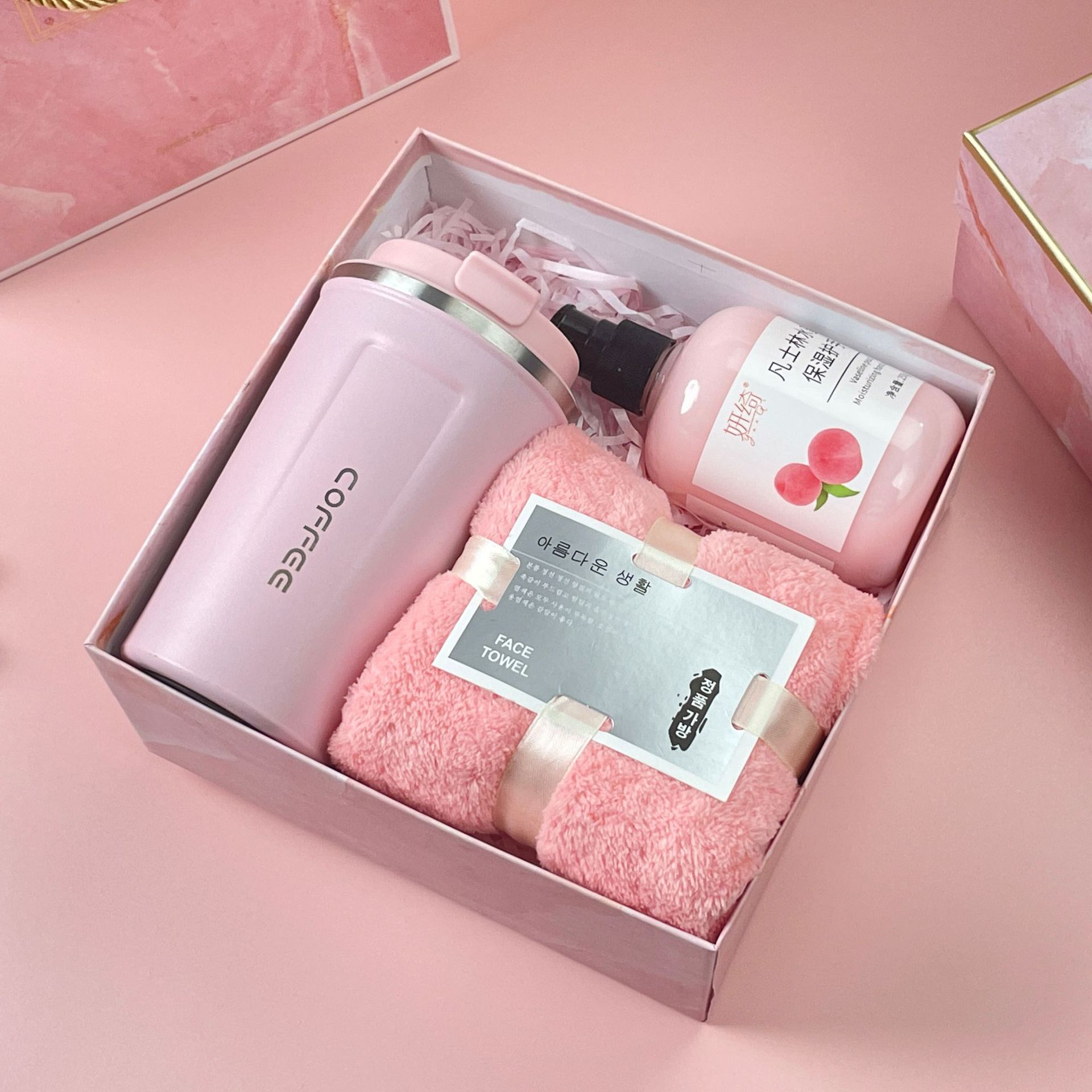 ชุดของขวัญ giftset สีชมพู ชุดเซ็ทรับไหว้ ชุดเช็ทผ้าเช็ดตัว+แก้วกาแฟ นมร้อน น้ำผลไม้ เครื่องหนัง