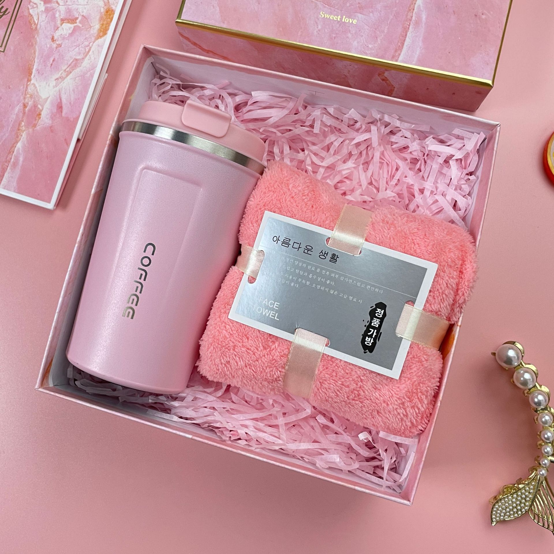 ชุดของขวัญ giftset สีชมพู ชุดเซ็ทรับไหว้ ชุดเช็ทผ้าเช็ดตัว+แก้วกาแฟ นมร้อน น้ำผลไม้ เครื่องหนัง