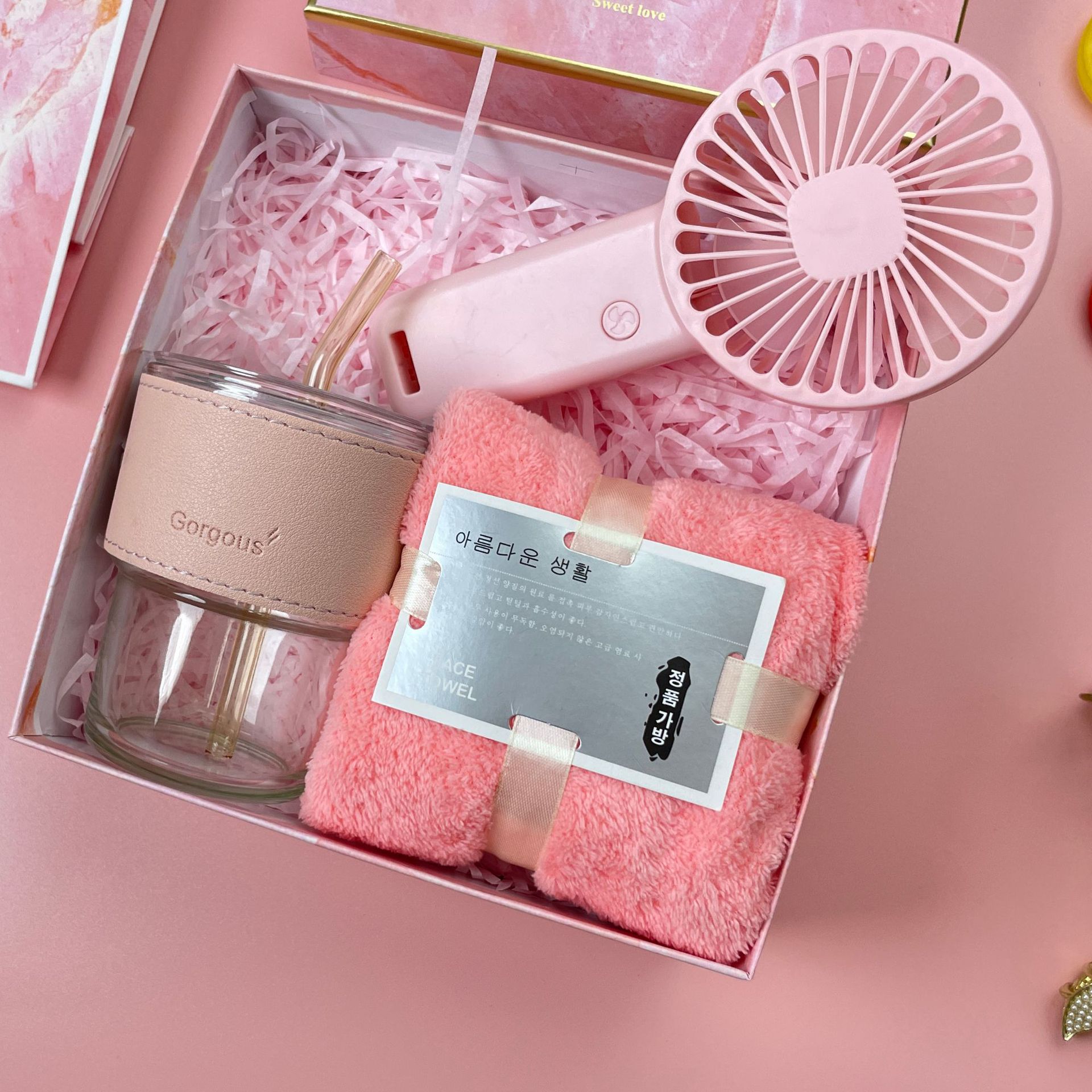 ชุดของขวัญ giftset สีชมพู ชุดเซ็ทรับไหว้ ชุดเช็ทผ้าเช็ดตัว+แก้วกาแฟ นมร้อน น้ำผลไม้ เครื่องหนัง