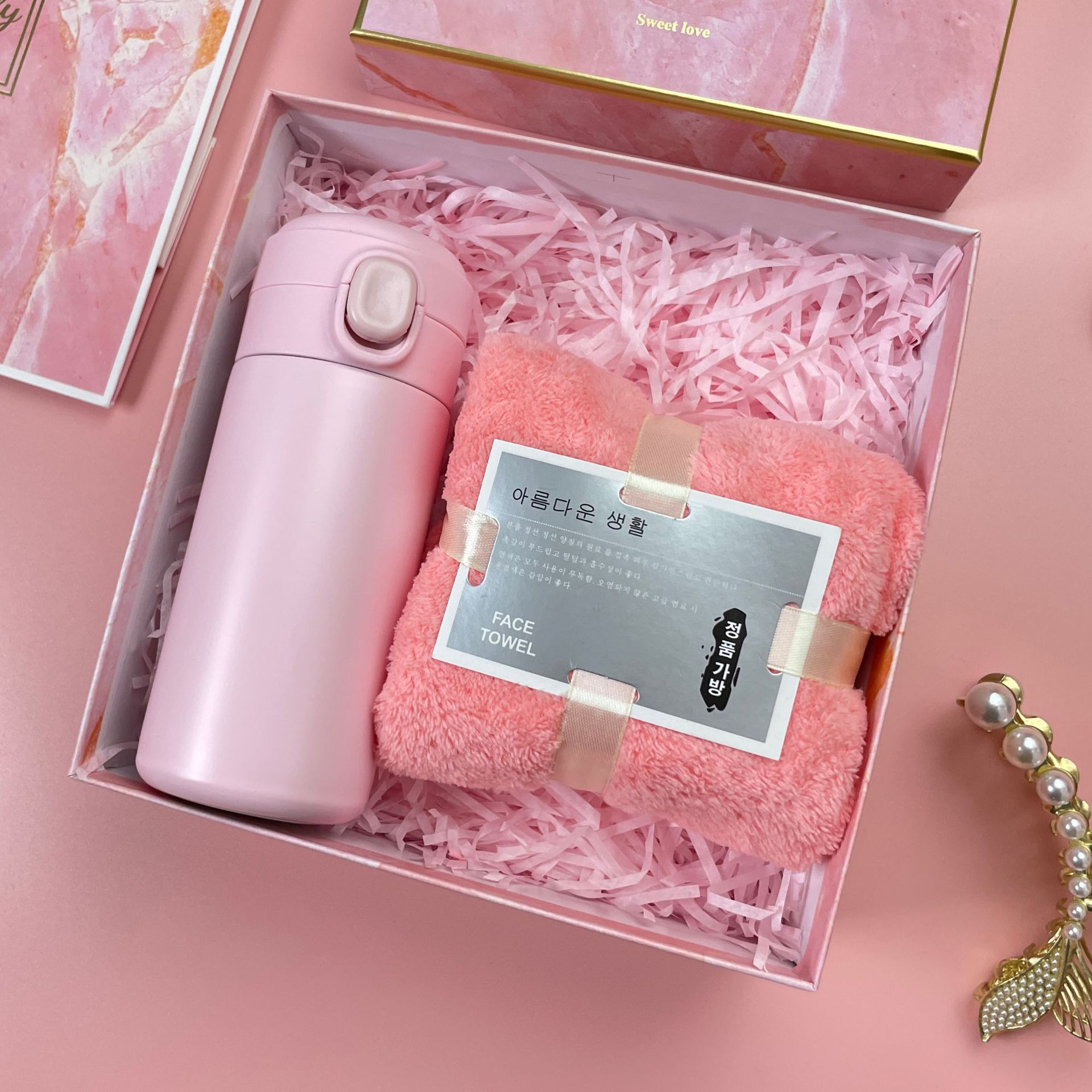 ชุดของขวัญ giftset สีชมพู ชุดเซ็ทรับไหว้ ชุดเช็ทผ้าเช็ดตัว+แก้วกาแฟ นมร้อน น้ำผลไม้ เครื่องหนัง