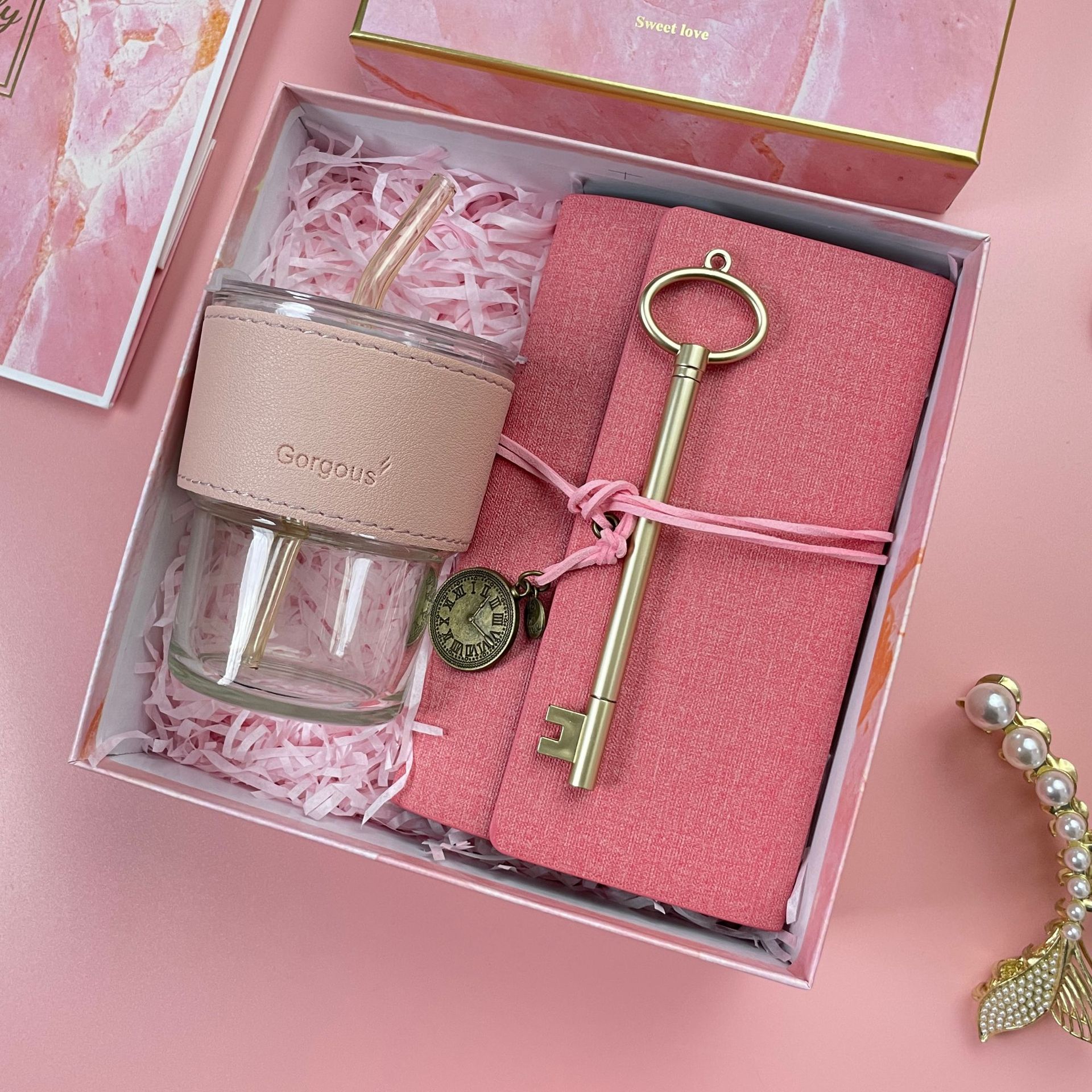 ชุดของขวัญ giftset สีชมพู ชุดเซ็ทรับไหว้ ชุดเช็ทผ้าเช็ดตัว+แก้วกาแฟ นมร้อน น้ำผลไม้ เครื่องหนัง