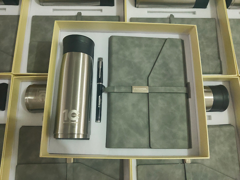 รับสกรีน รับผลิต ชุดของขวัญ ชุดกิ๊ฟเซ็ต giftset กระบอกน้ำ+สมุด+ปากกา