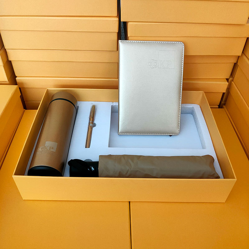 รับสกรีน รับผลิต ชุดของขวัญ ชุดกิ๊ฟเซ็ต giftset กระบอกน้ำ+ร่ม+สมุด+ปากกา
