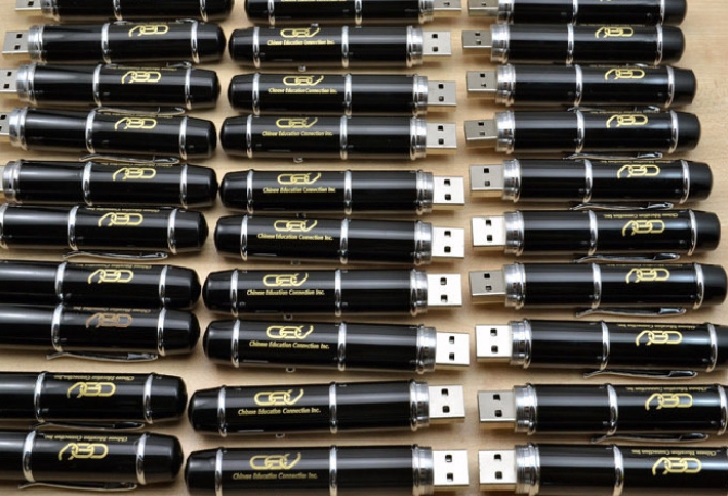 รับผลิต สกรีน แฟลชไดร์ฟ (FLASH DRIVE) พร้อมสกรีนโลโก้