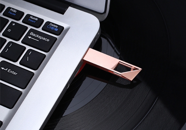 รับผลิต สกรีน แฟลชไดร์ฟ (FLASH DRIVE) พร้อมสกรีนโลโก้