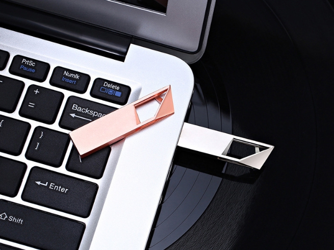 รับผลิต สกรีน แฟลชไดร์ฟ (FLASH DRIVE) พร้อมสกรีนโลโก้