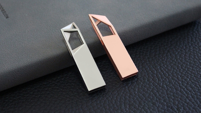 รับผลิต สกรีน แฟลชไดร์ฟ (FLASH DRIVE) พร้อมสกรีนโลโก้