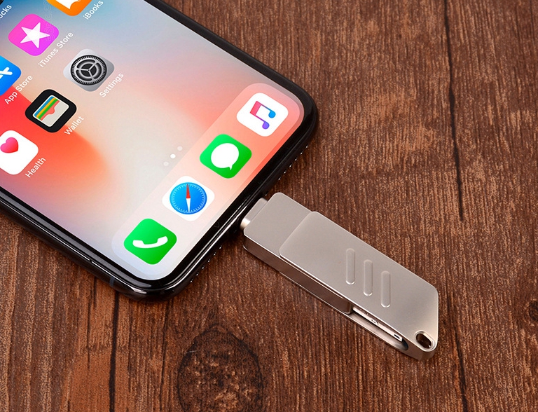 รับผลิต สกรีน แฟลชไดร์ฟ (FLASH DRIVE) พร้อมสกรีนโลโก้
