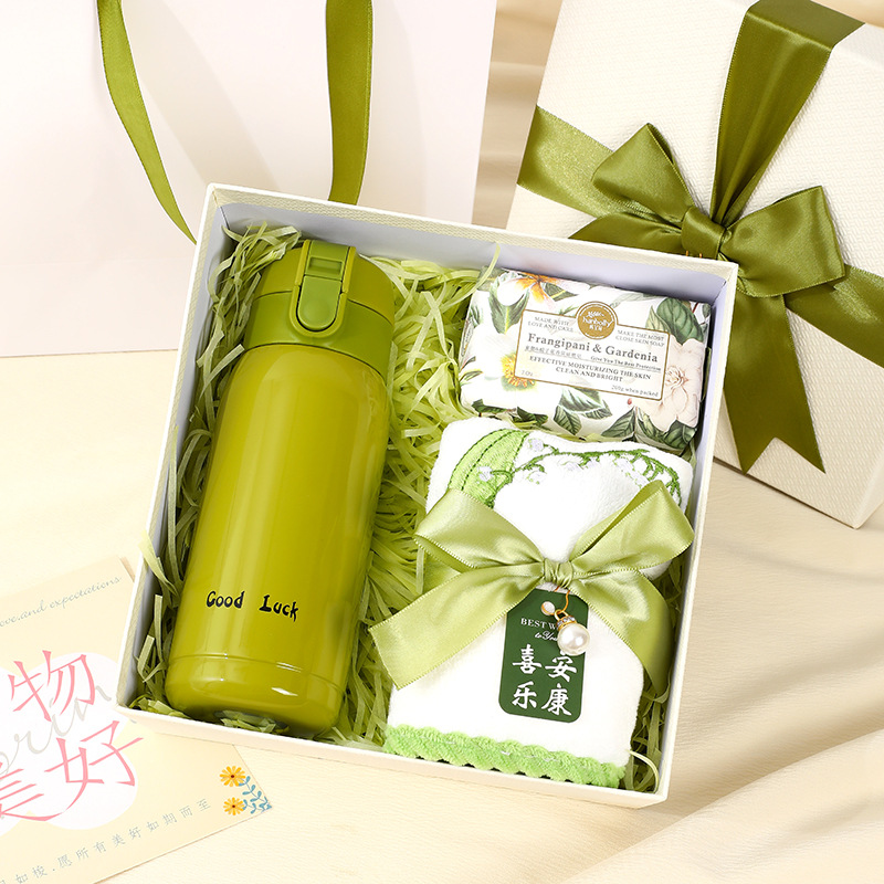 ชุดของขวัญ ของแจกสีเขียว ชุดเซ็ทรับไหว้ ชุดเช็ทผ้าเช็ดตัว+แก้วกาแฟ นมร้อน น้ำผลไม้ เครื่องหนัง